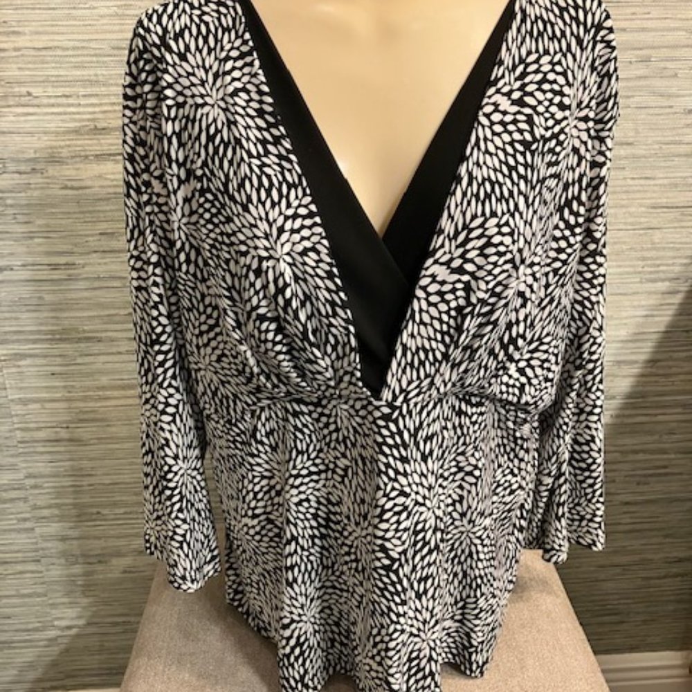 INVESTMENTS - Size XL - Black & White V-Neck Top - 3/4 Length Sleeves - EUC